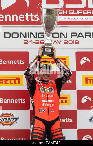 25. Mai 2019, Castle Donington, Leicestershire, England; Bennetts British Superbike Championship; Sieger Scott Redding hebt seine Trophäe Stockfoto