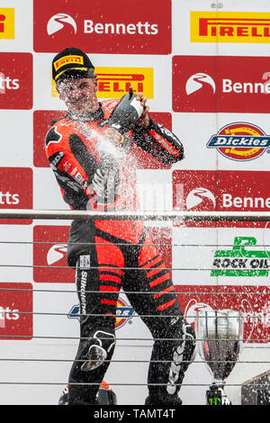 25. Mai 2019, Castle Donington, Leicestershire, England; Bennetts British Superbike Championship; Sieger Scott Redding Sprays der Champagner Stockfoto