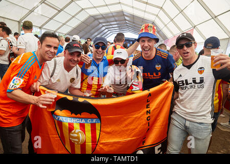 25. Mai 2019, Estadio Benito VillamarIn, Sevilla, Spanien: Copa del Rey Fußball Finale, FC Barcelona gegen Valencia, Valencia Fans in der Fan Zone vor dem Spiel Stockfoto