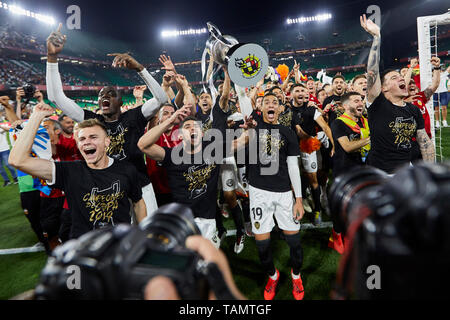 25. Mai 2019, Estadio Benito VillamarIn, Sevilla, Spanien: Copa del Rey Fußball Finale, FC Barcelona gegen Valencia, Valencia Spieler feiern nach dem Gewinn der Kings cup Stockfoto