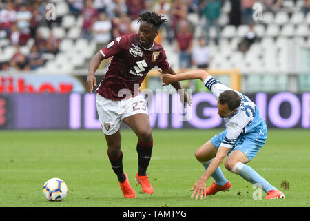 26. Mai 2019, Stadio Olimpico Grande Torino, Turin, Italien; Serie A Fußball, Torino gegen Lazio; Soualiho Meite von Torino FC dreht sich Milan Badelj Latium Stockfoto