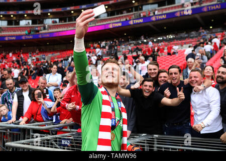 Wembley Stadion, London, UK. 26 Mai, 2019. EFL-Liga 1 Endspiel Finale, Sunderland gegen Charlton; Dillon Phillips von Charlton hat selfies mit Fans Credit: Aktion plus Sport/Alamy leben Nachrichten Stockfoto