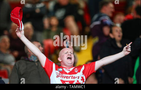 Anfield, Liverpool, Großbritannien. 26 Mai, 2019. Rugby League Dacia magische Wochenende; ein St Helens Ventilator singen Sie nie allein vor dem Start des Spiels Credit Spaziergang: Aktion plus Sport/Alamy leben Nachrichten Stockfoto