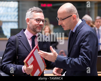 21. Mai 2019, Belgien, Brüssel: 21.05.2019, Belgien, Brüssel: Der deutsche Staatsminister für Europa, Michael Roth (L), spricht mit dem Slowenischen Staatssekretär im Ministerium für Auswärtige Angelegenheiten, Dobran Bozic (R), vor dem Beginn einer Sitzung der EU-Ministerrat für Allgemeine Angelegenheiten am 21. Mai 2019 im Europa-Gebäude in Brüssel. Der Rat für Allgemeine Angelegenheiten koordiniert die Vorbereitungen für die Tagungen des Europäischen Rates. Es ist auch verantwortlich für eine Reihe von übergeordneten politischen Bereichen. Der GAC ist im Wesentlichen die Minister für Europäische Angelegenheiten aller EU-Mitgliedstaaten. Die Europäische Ausschuss Stockfoto