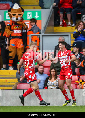 Anfield, Liverpool, Großbritannien. 26 Mai, 2019. Rugby League Dacia magische Wochenende; Lachlan Coote von St Helens feiert Scoring versuchen in der 60. Minute machen es 30-6 mit Aaron Smith von St Helens, der ihm Credit: Aktion plus Sport/Alamy Leben Nachrichten zu verbinden Stockfoto