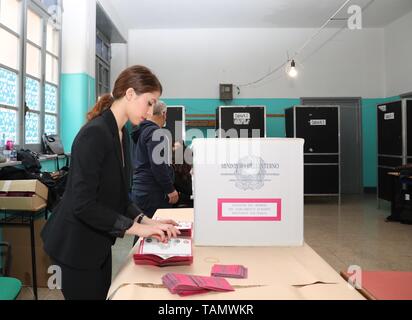 Rom, Italien. 26 Mai, 2019. Ein Mitarbeiter arbeitet mit leeren Stimmzettel im Wahllokal in Rom, Italien, 26. Mai 2019. Das Europäische Parlament (EU) die Wahlen in Italien am Sonntag. Credit: Cheng Tingting/Xinhua/Alamy leben Nachrichten Stockfoto