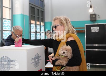 Rom, Italien. 26 Mai, 2019. Eine Frau, die Stimme im Wahllokal in Rom, Italien, 26. Mai 2019. Das Europäische Parlament (EU) die Wahlen in Italien am Sonntag. Credit: Cheng Tingting/Xinhua/Alamy leben Nachrichten Stockfoto