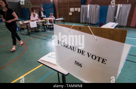 (190526) - Straßburg, 26. Mai 2019 (Xinhua) - Abstimmung im Wahllokal in Straßburg, Frankreich, 26. Mai 2019. Das Europäische Parlament (EU) die Wahlen in Frankreich am Sonntag. (Xinhua / Martin Lelievre) Stockfoto