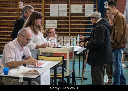 (190526) - Straßburg, 26. Mai 2019 (Xinhua) - Leute bereit zu einem Wahllokal in Straßburg, Frankreich, 26. Mai 2019 abstimmen. Das Europäische Parlament (EU) die Wahlen in Frankreich am Sonntag. (Xinhua / Martin Lelievre) Stockfoto