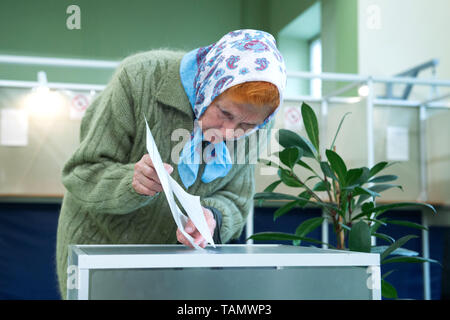 Vilnius, Litauen. 26 Mai, 2019. Eine Frau, die Stimme im Wahllokal in Wilna, Litauen, 26. Mai 2019. Die Presidential runoff trat weg in Litauen am Sonntag mit den ehemaligen Finanzminister Ingrida Simonyte und Ökonom Gitanas Nauseda Ringen für Top Job des Landes. Europäischen Parlament (EU) Wahlen in Litauen waren neben der Stichwahl statt. Credit: alfredas Pliadis/Xinhua/Alamy leben Nachrichten Stockfoto