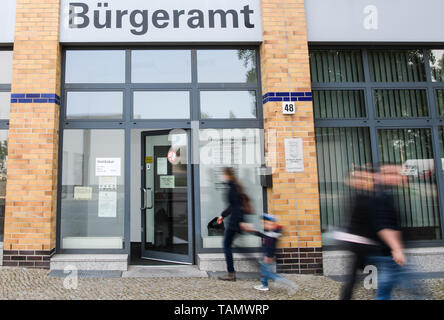 Berlin, Deutschland. 26 Mai, 2019. Fußgänger vorbei ein Wahllokal in Berlin, Hauptstadt der Bundesrepublik Deutschland, 26. Mai 2019. Abstimmung für die Wahlen zum Europäischen Parlament in Deutschland am Sonntag trat. Credit: Kevin Voigt/Xinhua/Alamy leben Nachrichten Stockfoto