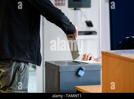 Berlin, Deutschland. 26 Mai, 2019. Ein Wähler wirft Stimmzettel im Wahllokal in Berlin, Hauptstadt der Bundesrepublik Deutschland, 26. Mai 2019. Abstimmung für die Wahlen zum Europäischen Parlament in Deutschland am Sonntag trat. Credit: Kevin Voigt/Xinhua/Alamy leben Nachrichten Stockfoto