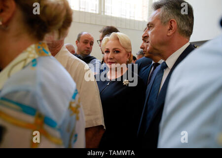 (190526) - Bukarest, 26. Mai 2019 (Xinhua) - der rumänische Premierminister Viorica Dancila (C) wartet im Wahllokal in Bukarest, Rumänien, 26. Mai 2019 abstimmen. Das Europäische Parlament (EU) die Wahlen in Rumänien am Sonntag. (Xinhua / Cristian Cristel) Stockfoto