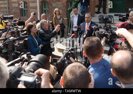 (190526) - Budapest, 26. Mai 2019 (Xinhua) - ungarische Ministerpräsident Viktor Orban spricht mit Medien nach der Abstimmung im Wahllokal während der Wahlen zum Europäischen Parlament in Budapest, Ungarn, am 26. Mai 2019. (Xinhua / Attila Volgyi) Stockfoto