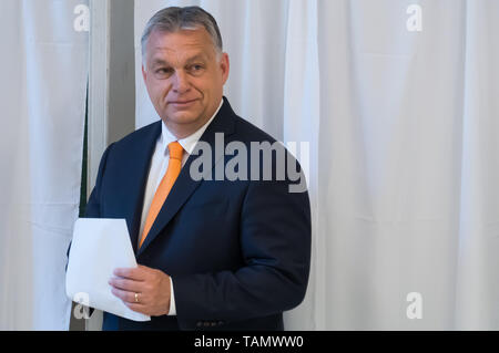 (190526) - Budapest, 26. Mai 2019 (Xinhua) - ungarische Ministerpräsident Viktor Orban bereitet im Wahllokal während der Wahlen zum Europäischen Parlament in Budapest, Ungarn am 26. Mai 2019 abstimmen. (Xinhua / Attila Volgyi) Stockfoto