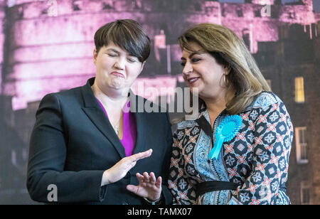 Edinburgh, Großbritannien. 27. Mai, 2019. Die Ergebnisse der Wahlen zum Europäischen Parlament für die Schottland Region werden in der Stadt Kammern in Edinburgh bekannt gegeben. Schottlands sechs neuen Mitglieder des Europäischen Parlaments wird der SNP Alyn Smith, Christian Allard und Aileen McLeod, Louis Brexit Stedman-Bruce der Partei, Sheila Ritchie der Liberaldemokraten und Baroness Nosheena Mobarik der Konservativen. Im Bild: Schottischen Konservativen Führer Ruth Davidson mit Baroness Nosheena Mobarik Credit: Rich Dyson/Alamy leben Nachrichten Stockfoto