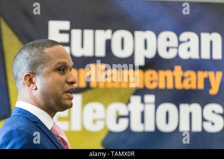 Edinburgh, Großbritannien. 27. Mai, 2019. Die Ergebnisse der Wahlen zum Europäischen Parlament für die Schottland Region werden in der Stadt Kammern in Edinburgh bekannt gegeben. Schottlands sechs neuen Mitglieder des Europäischen Parlaments wird der SNP Alyn Smith, Christian Allard und Aileen McLeod, Louis Brexit Stedman-Bruce der Partei, Sheila Ritchie der Liberaldemokraten und Baroness Nosheena Mobarik der Konservativen. Im Bild: Louis Stedman-Bruce des Brexit Partei Credit: Rich Dyson/Alamy leben Nachrichten Stockfoto