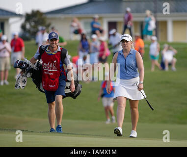 Williamsburg Virginia, USA. 26 Mai, 2019. Bronte Gesetz geht auf das 18. Grün mit ihrem caddie während der Endrunde, die von der reinen Seide Meisterschaft auf der Kingsmill Resort River Kurs in Williamsburg Virginia. Justin Cooper/CSM/Alamy leben Nachrichten Stockfoto