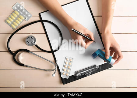 Arzt schriftlich Rezept für mit Inhalator gegen Asthma Stockfoto
