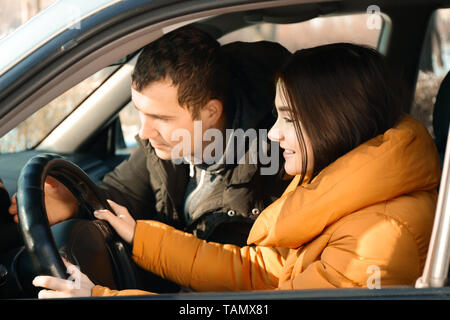 Junge Frau, die Führerscheinprüfung Stockfoto