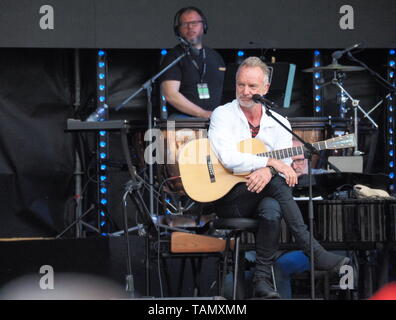 Mailand, Italien: 26. Mai 2019: Sting, berühmte Gitarrist und Sänger, während Orchesterproben und akustischer Test in Piazza del Duomo Mailand für Radio Italia. Stockfoto