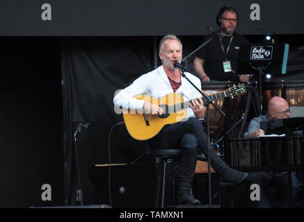 Mailand, Italien: 26. Mai 2019: Sting, berühmte Gitarrist und Sänger, während Orchesterproben und akustischer Test in Piazza del Duomo Mailand für Radio Italia. Stockfoto