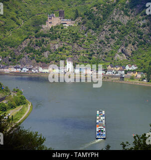 Container schiff bei St. Goarshausen, oberhalb der Burg Katz, Unesco Welterbe Oberes Mittelrheintal, Rheinland-Pfalz, Deutschland Stockfoto