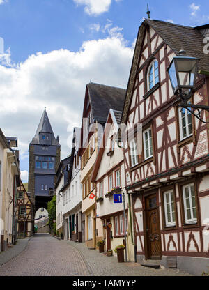 Steeger Tor (Steeger Tor) ein altes Stadttor und Fachwerkhäusern, Bacharach, Oberes Mittelrheintal, Rheinland-Pfalz, Deutschland Stockfoto