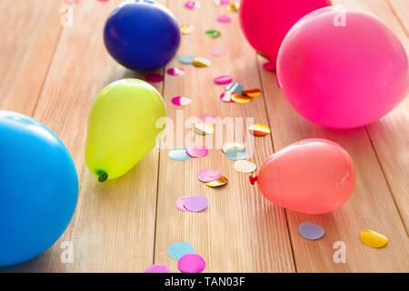 Geburtstag Luftballons mit Konfetti auf hölzernen Hintergrund Stockfoto