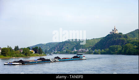 Frachtschiff auf dem Rhein, direkt über der Marksburg, Braubach, Oberes Mittelrheintal, Rheinland-Pfalz, Deutschland Stockfoto