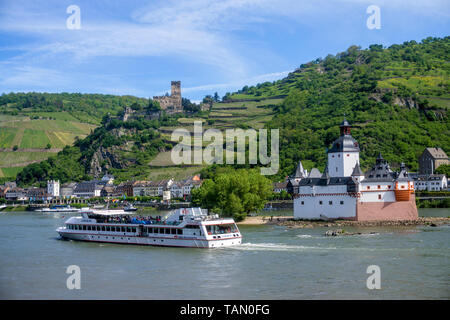 Ausflugsschiff auf Pfalzgrafenstein, oberhalb der Burg Gutenfels, Kaub, Oberes Mittelrheintal, Rheinland-Pfalz, Deutschland Stockfoto