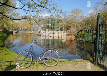 Reflexionen der Gewächshäuser des Botanischen Gartens (Hortus Botanicus), Plantage, Amsterdam, Niederlande Stockfoto