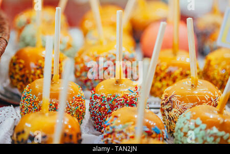 Äpfel in Karamell und Streuseln. Street Food. Stockfoto