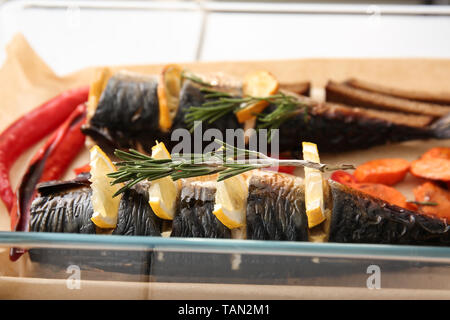 Lecker Makrele Fisch in Auflaufform, Nahaufnahme Stockfoto