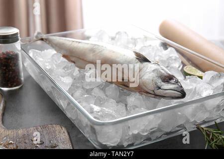 Teller mit frischen Makrelen fischen und Eis auf Tabelle Stockfoto