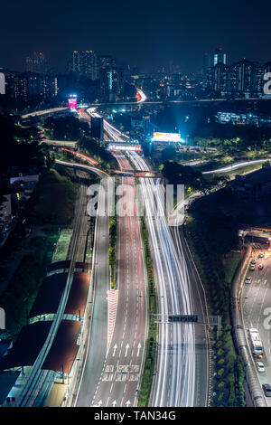 KUALA LUMPUR, Malaysia - 18. Februar 2019: Die Straßen von Kuala Lumpur in der Nacht mit einem langen Exposition von Autos geschossen von einem hohen Wolkenkratzer bu Stockfoto