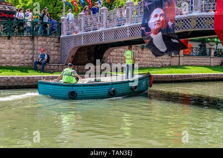 Eskisehir, Türkei - 19. Mai 2019: Boot segeln in Porsuk Fluß während der Drache Rennen Festival in Eskisehir. Stockfoto