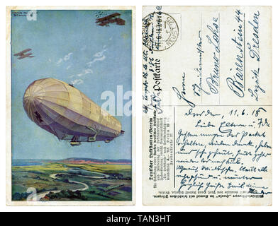 Deutsche Historische Postkarte: Die deutsche Luftflotte, einem riesigen Zeppelin Luftschiff mit zwei militärische Flugzeuge fliegen in der Luft auf den Hintergrund Felder, Wwi Stockfoto