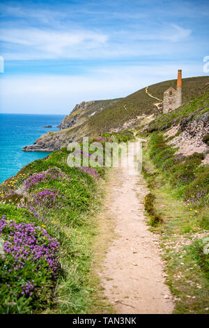 Küstenwanderweg zur stillgelegten Zinnmine North Cornwall, England Stockfoto