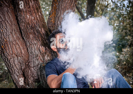 Beardedsmoker genießen e-Zigarette. Hybrid Zigarette. Stockfoto