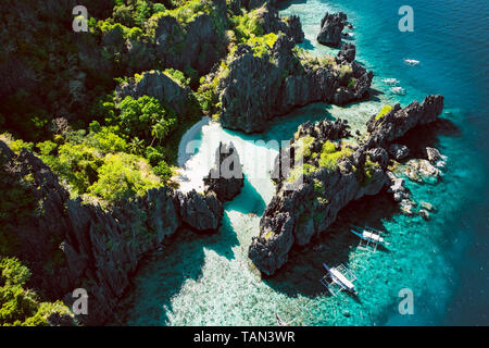 Luftaufnahme von versteckten Strand in El Nido, Palawan, Philippinen Stockfoto