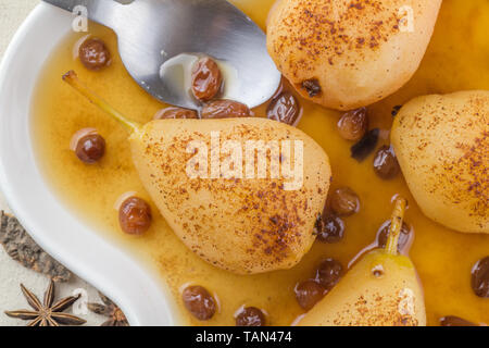 Spice pochierte Birnen in Sirup Vanille raisin - Ansicht von oben Foto Stockfoto