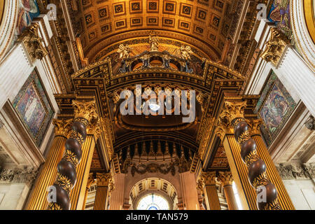 London, Großbritannien, 12. Mai 2019: In St. Paul's Cathedral in London, Innenausbau details. Es ist eine anglikanische Kathedrale, dem Sitz des Bischofs von London. Stockfoto