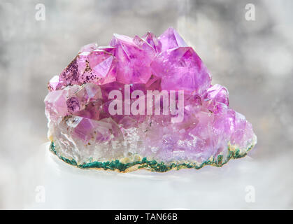 Mineralien, Edelstein, Crystal, Stein, Quarz, Rosa, Juwel, Raw, Rock, kostbare, Rose, Natur, Gem, Geologie, glänzend, Halbedelsteinen, isoliert, Makro, weiß, Stockfoto