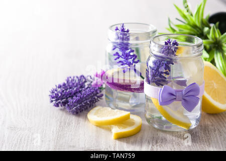 Lavendel Limonade trinken in jar auf weissem Holztisch Stockfoto