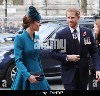 Die Herzogin von Cambridge, begleitet von dem Herzog von Sussex, besucht die Anzac Day Service des Gedenkens und Danksagung an der Westminster Abbey mit: Katharina, Herzogin von Cambridge, Kate Middleton, Prinz Harry, Herzog von Sussex, Wo: London, Vereinigtes Königreich, wenn: 25 Apr 2019 Credit: John rainford/WANN Stockfoto