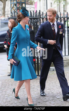 Die Herzogin von Cambridge, begleitet von dem Herzog von Sussex, besucht die Anzac Day Service des Gedenkens und Danksagung an der Westminster Abbey mit: Katharina, Herzogin von Cambridge, Kate Middleton, Prinz Harry, Herzog von Sussex, Wo: London, Vereinigtes Königreich, wenn: 25 Apr 2019 Credit: John rainford/WANN Stockfoto