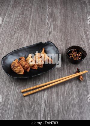 Koreanisches Essen: GYOZA oder frittierte Teigtaschen mit Sojasoße Stockfoto
