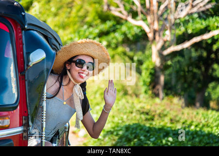 Gerne weibliche Touristen in einem Tuk Tuk auf Asien Reise Stockfoto