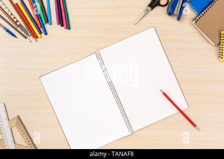 Schreibtisch aus Holz, oben am Arbeitsplatz niemand geöffnet Notebook und Schreibwaren, um Liste zu tun Stockfoto